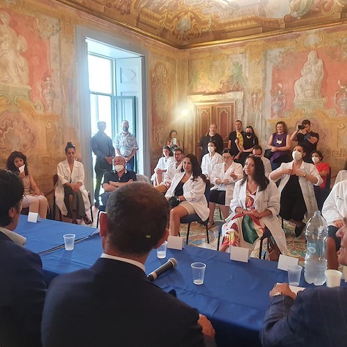 Parte la Scuola regionale di Ceramica a Vietri sul Mare: consegnati i camici agli studenti 