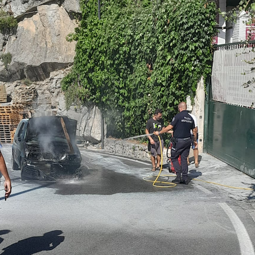 Paura a Positano, auto in fiamme a Montepertuso: residenti e polizia evitano il peggio / FOTO 