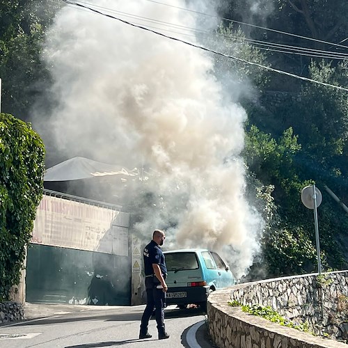 Paura a Positano, auto in fiamme a Montepertuso: residenti e polizia evitano il peggio / FOTO 