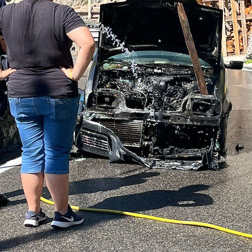 Paura a Positano, auto in fiamme a Montepertuso: residenti e polizia evitano il peggio / FOTO 