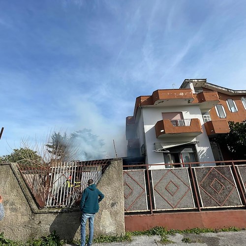 Paura a Salerno: vasto incendio nel garage di una palazzina, per fortuna nessun coinvolto