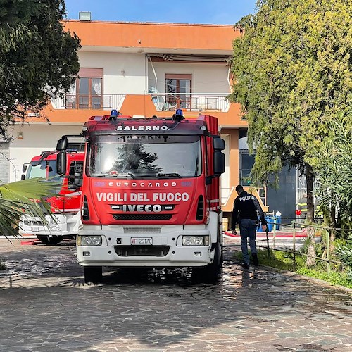 Paura a Salerno: vasto incendio nel garage di una palazzina, per fortuna nessun coinvolto