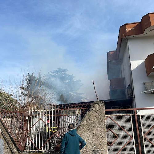 Paura a Salerno: vasto incendio nel garage di una palazzina, per fortuna nessun coinvolto