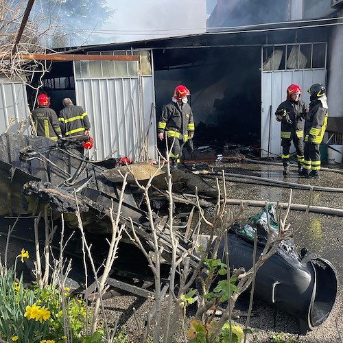 Paura a Salerno: vasto incendio nel garage di una palazzina, per fortuna nessun coinvolto