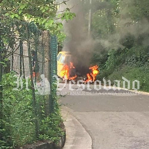 Paura a Tramonti: auto prende fuoco improvvisamente, conducente fa in tempo a scappare /FOTO