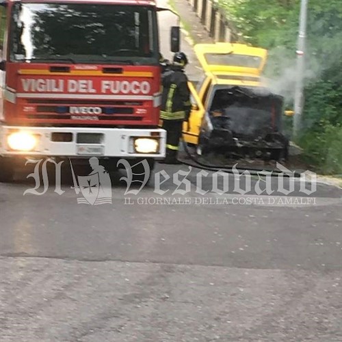 Paura a Tramonti: auto prende fuoco improvvisamente, conducente fa in tempo a scappare /FOTO