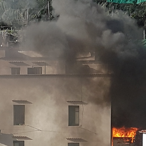 Paura ad Atrani: incendio all'esterno di un'abitazione