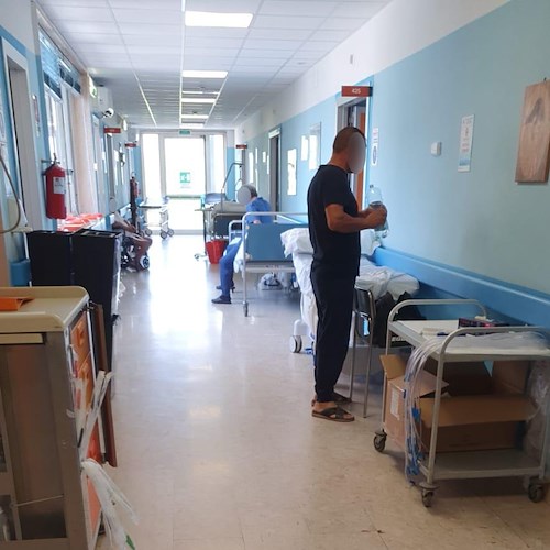 Letti nei corridoi dell'ospedale di Nocera<br />&copy; Fials Salerno