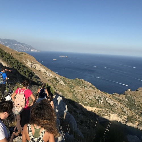 Turisti alla Baia di Ieranto<br />&copy; FAI