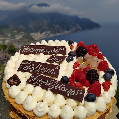Per Belen Rodriguez pranzo in incognito a Ravello: a Villa San Cosma la tranquillità e la privacy che desiderava [FOTO]