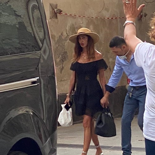 Per Belen Rodriguez pranzo in incognito a Ravello: a Villa San Cosma la tranquillità e la privacy che desiderava [FOTO]