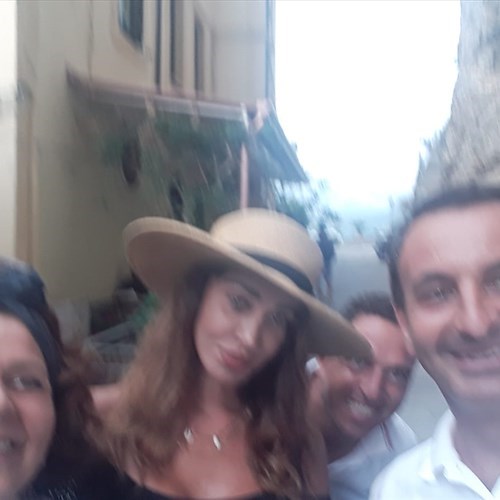Per Belen Rodriguez pranzo in incognito a Ravello: a Villa San Cosma la tranquillità e la privacy che desiderava [FOTO]