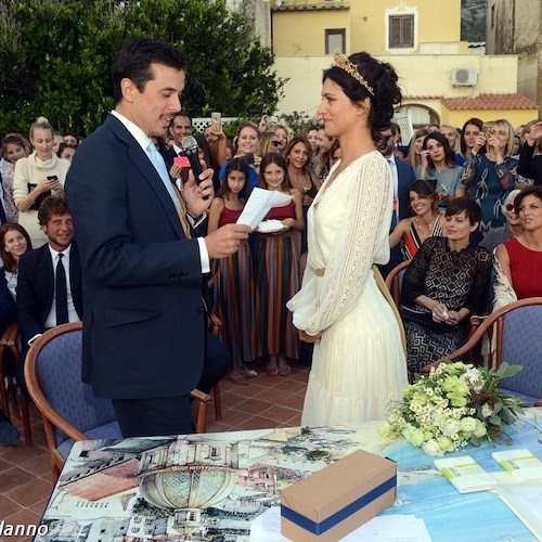 Per Giulia Bevilacqua vacanza a Positano: l'attrice torna nel luogo in cui si sposò ad ottobre 