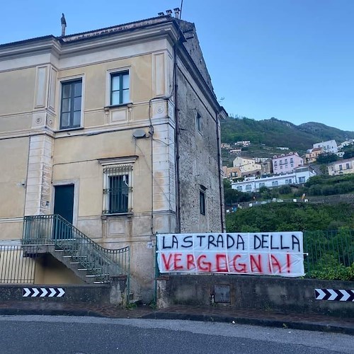 «Per il Giro d’Italia tutti sugli attenti, per la nostra sicurezza soldi assenti!», la protesta dei cittadini per l’arrivo della carovana rosa