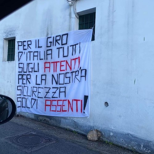 «Per il Giro d’Italia tutti sugli attenti, per la nostra sicurezza soldi assenti!», la protesta dei cittadini per l’arrivo della carovana rosa