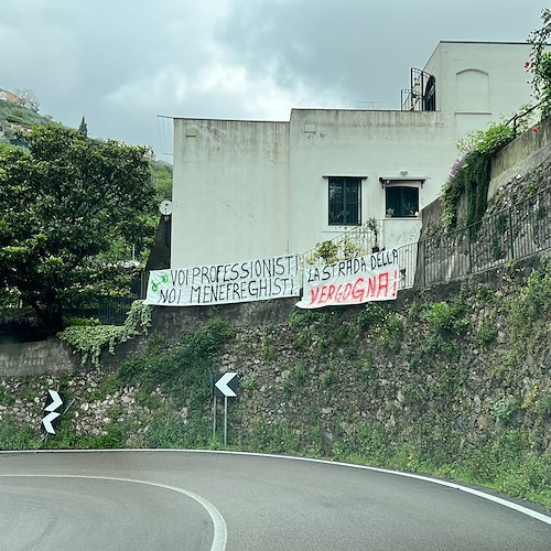 «Per il Giro d’Italia tutti sugli attenti, per la nostra sicurezza soldi assenti!», la protesta dei cittadini per l’arrivo della carovana rosa