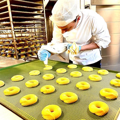 Per la Festa del Papà non c'è niente di meglio di una Zeppola di San Giuseppe: la ricetta di Sal De Riso