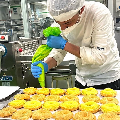 Per la Festa del Papà non c'è niente di meglio di una Zeppola di San Giuseppe: la ricetta di Sal De Riso