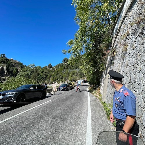 Perde carburante lungo la Statale Amalfitana, carro attrezzi a Maiori per recuperare auto. Intervento dell'Anas