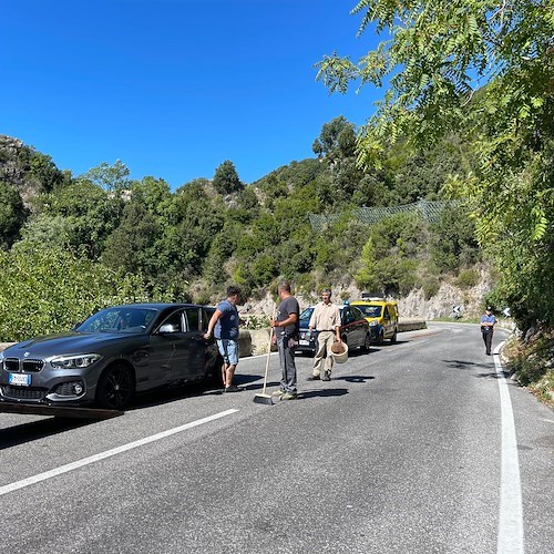 Perde carburante lungo la Statale Amalfitana, carro attrezzi a Maiori per recuperare auto. Intervento dell'Anas