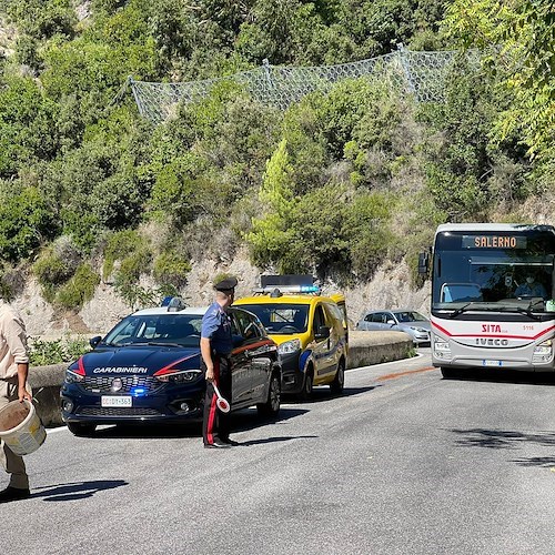 Perde carburante lungo la Statale Amalfitana, carro attrezzi a Maiori per recuperare auto. Intervento dell'Anas