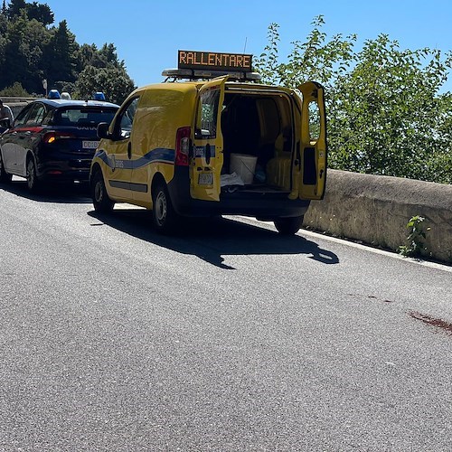 Perde carburante lungo la Statale Amalfitana, carro attrezzi a Maiori per recuperare auto. Intervento dell'Anas