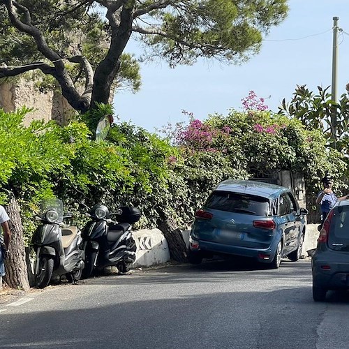 Perde il controllo dell'auto e si schianta nel muro a Marmorata, nessun ferito /FOTO