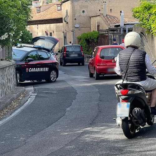 Perde il controllo dell'auto e si schianta nel muro a Marmorata, nessun ferito /FOTO