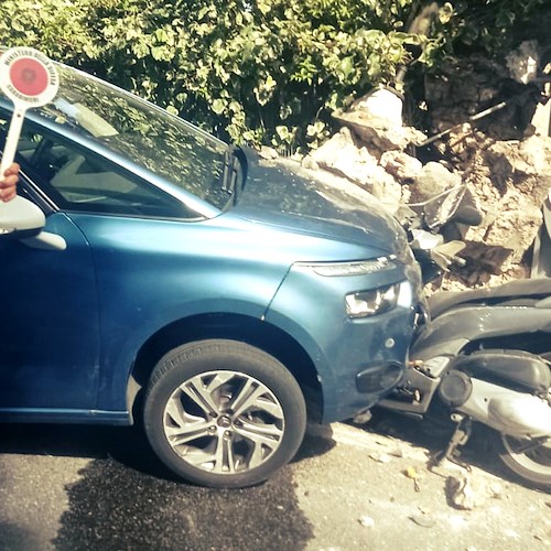 Perde il controllo dell'auto e si schianta nel muro a Marmorata, nessun ferito /FOTO