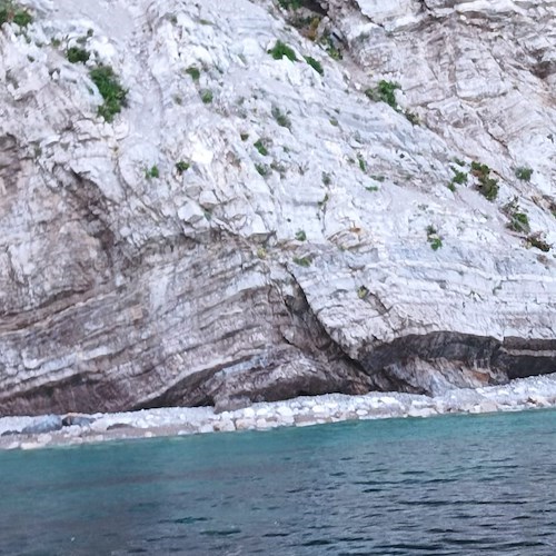 Pericolo smottamenti a “Le Mortelle”, Amp Punta Campanella a bagnanti e diportisti: «Attenzione, zona interdetta!»