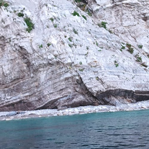 Pericolo smottamenti a “Le Mortelle”, Amp Punta Campanella a bagnanti e diportisti: «Attenzione, zona interdetta!»