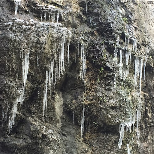 Pericolo stalattiti di ghiaccio, Protezione Civile le rimuove a Ravello [FOTO]