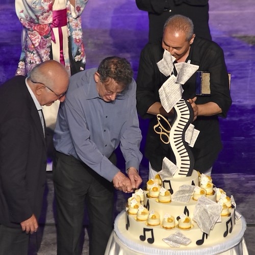 Philip Glass, sul palco del Ravello Festival una torta per i suoi ottant'anni [FOTO]