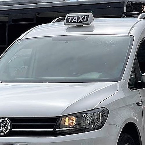 Piano di Sorrento, fiamme da un taxi diretto a Positano: provvidenziale l’intervento di un militare 