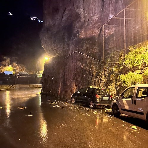 Pietrisco e detriti sulla Statale Amalfitana. Danneggiata automobile in sosta /foto