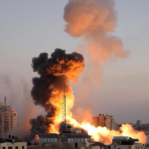 Pioggia di razzi su Tel Aviv, colpito il grattacielo dei giornalisti a Gaza