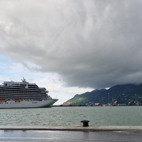 Pioggia e mare in tempesta, cambia l’arrivo alla Stazione Marittima: la Riviera prende il posto della Costa Toscana