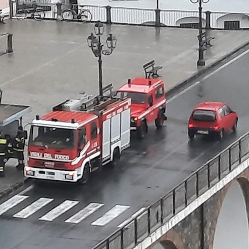 Piove, si distaccano gli intonaci. Ad Atrani chiuse scale che dallo "stradone" portano al centro