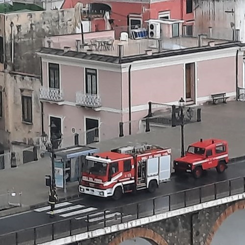 Piove, si distaccano gli intonaci. Ad Atrani chiuse scale che dallo "stradone" portano al centro