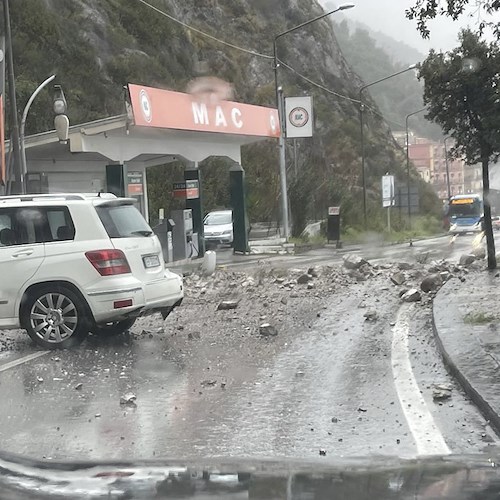 Piovono massi tra Vietri e Salerno. Traffico in tilt [FOTO-VIDEO]
