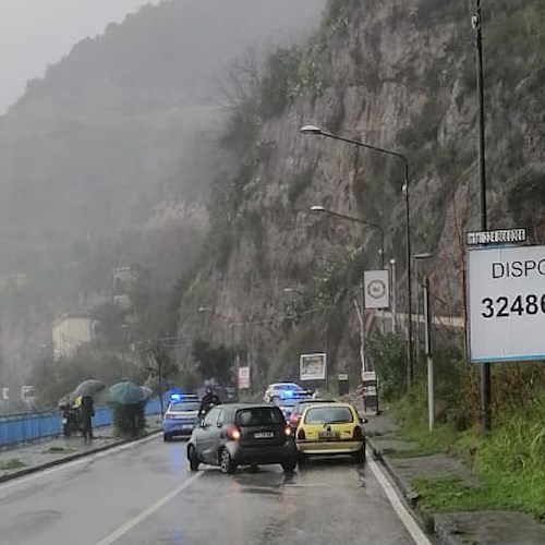 Piovono massi tra Vietri e Salerno. Traffico in tilt [FOTO-VIDEO]