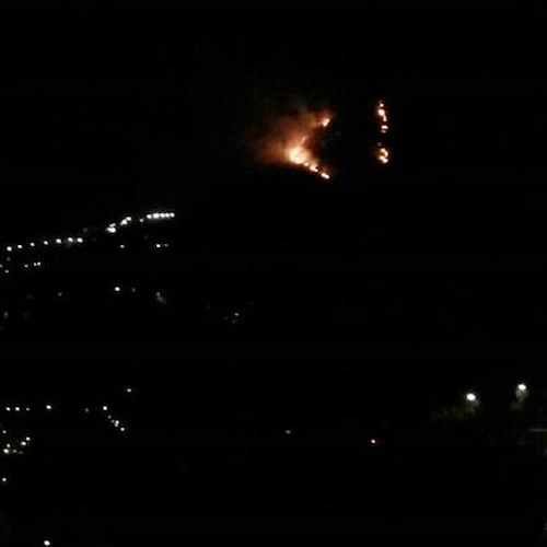 Piromani in azione a Praiano, altra notte di fuoco in Costiera
