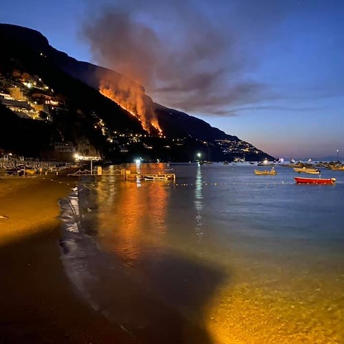 Piromani in azione tra Positano e Praiano, fiamme lambiscono la Statale 163 [VIDEO]