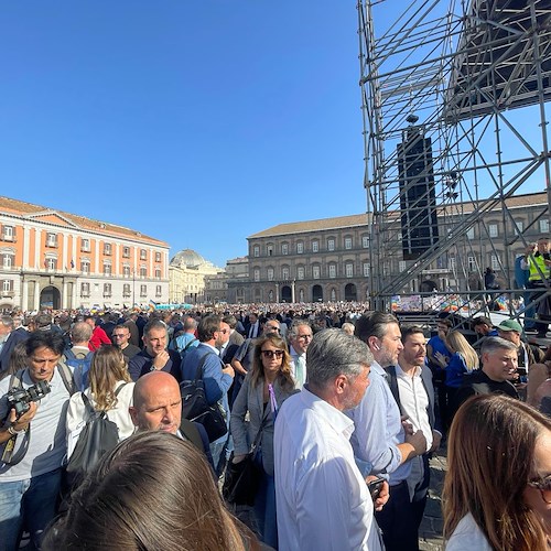 Più di 25mila partecipanti alla manifestazione per la pace a Napoli: l'incontro tra De Luca e Padre Enzo Fortunato /FOTO