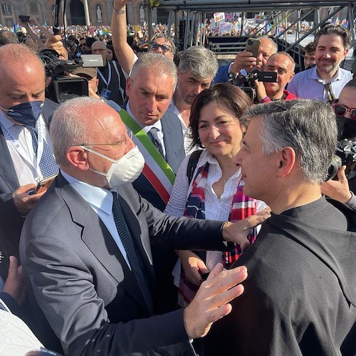 Più di 25mila partecipanti alla manifestazione per la pace a Napoli: l'incontro tra De Luca e Padre Enzo Fortunato /FOTO