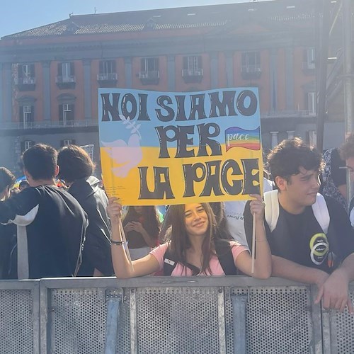 Più di 25mila partecipanti alla manifestazione per la pace a Napoli: l'incontro tra De Luca e Padre Enzo Fortunato /FOTO