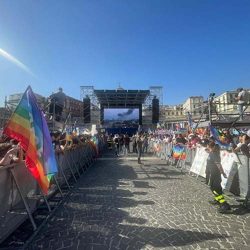 Più di 25mila partecipanti alla manifestazione per la pace a Napoli: l'incontro tra De Luca e Padre Enzo Fortunato /FOTO