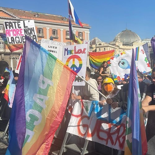 Più di 25mila partecipanti alla manifestazione per la pace a Napoli: l'incontro tra De Luca e Padre Enzo Fortunato /FOTO