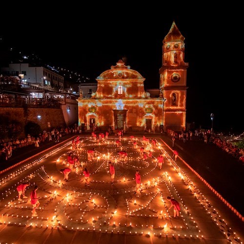 Più di 3mila fiaccole a illuminare Praiano: da stasera torna la Luminaria di San Domenico