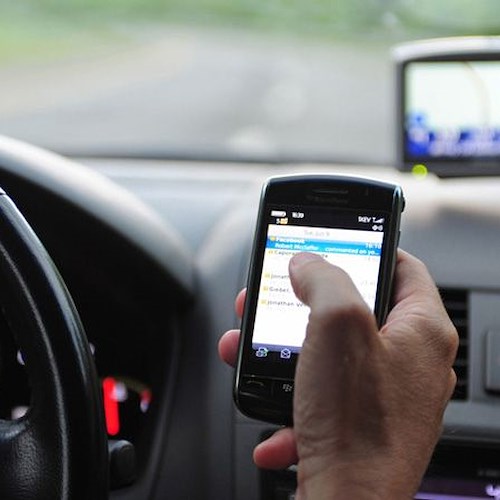 Più multe per chi usa il telefono in auto, in arrivo nuovi sistemi rilevazione